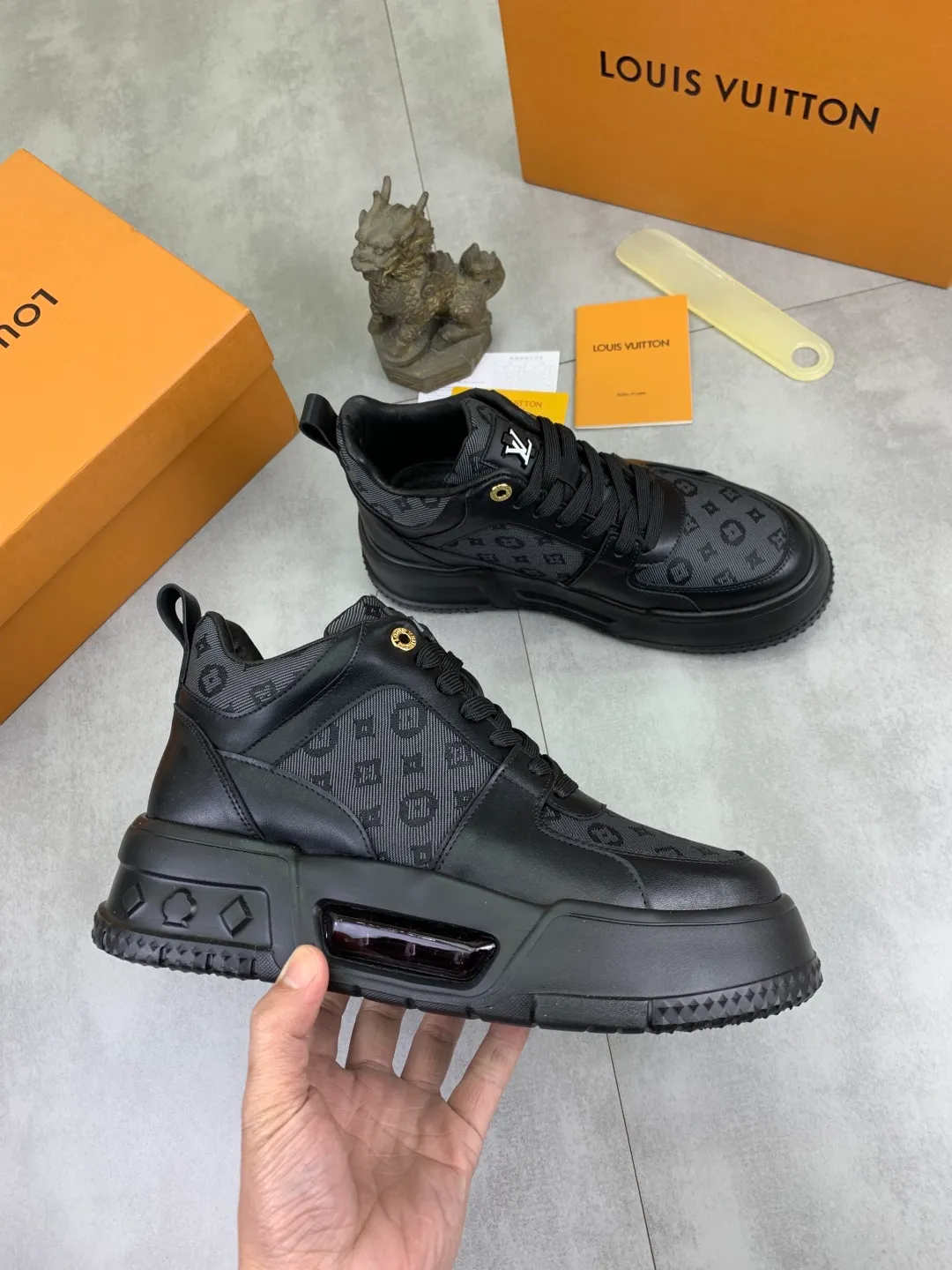 Men's men's shoes 💰P440 new style 💶【LOUIS VUITTON) new high top🍀LV Louis Vuitton *—— LV classic high top trendy shoes! Made of imported original soft calfskin, water-dyed pigskin lining. Original wear-resistant rubber outsole! High quality products! Code number: 38-44 Color: 3️⃣ colors available
